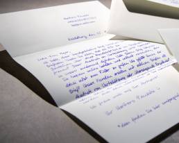 Brief in Handschrift vom Roboter