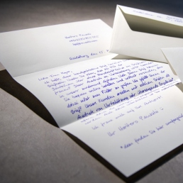 Brief in Handschrift vom Roboter