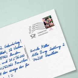 Handgeschriebene Postkarte Frankierung Dialogpost Briefmarke
